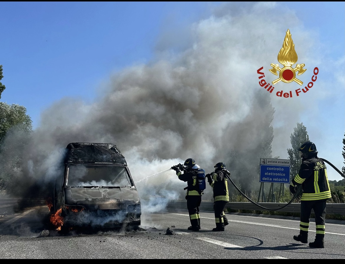 Prende Fuoco Un Furgone A Cerqueto Strada Interrotta