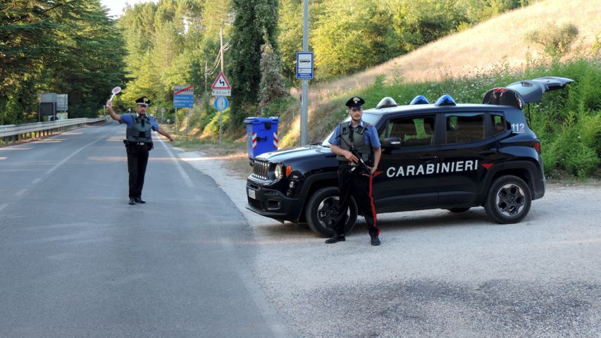 Rubano ad anziani fingendosi operatori sanitari, denunciati dai carabinieri - Gualdo News