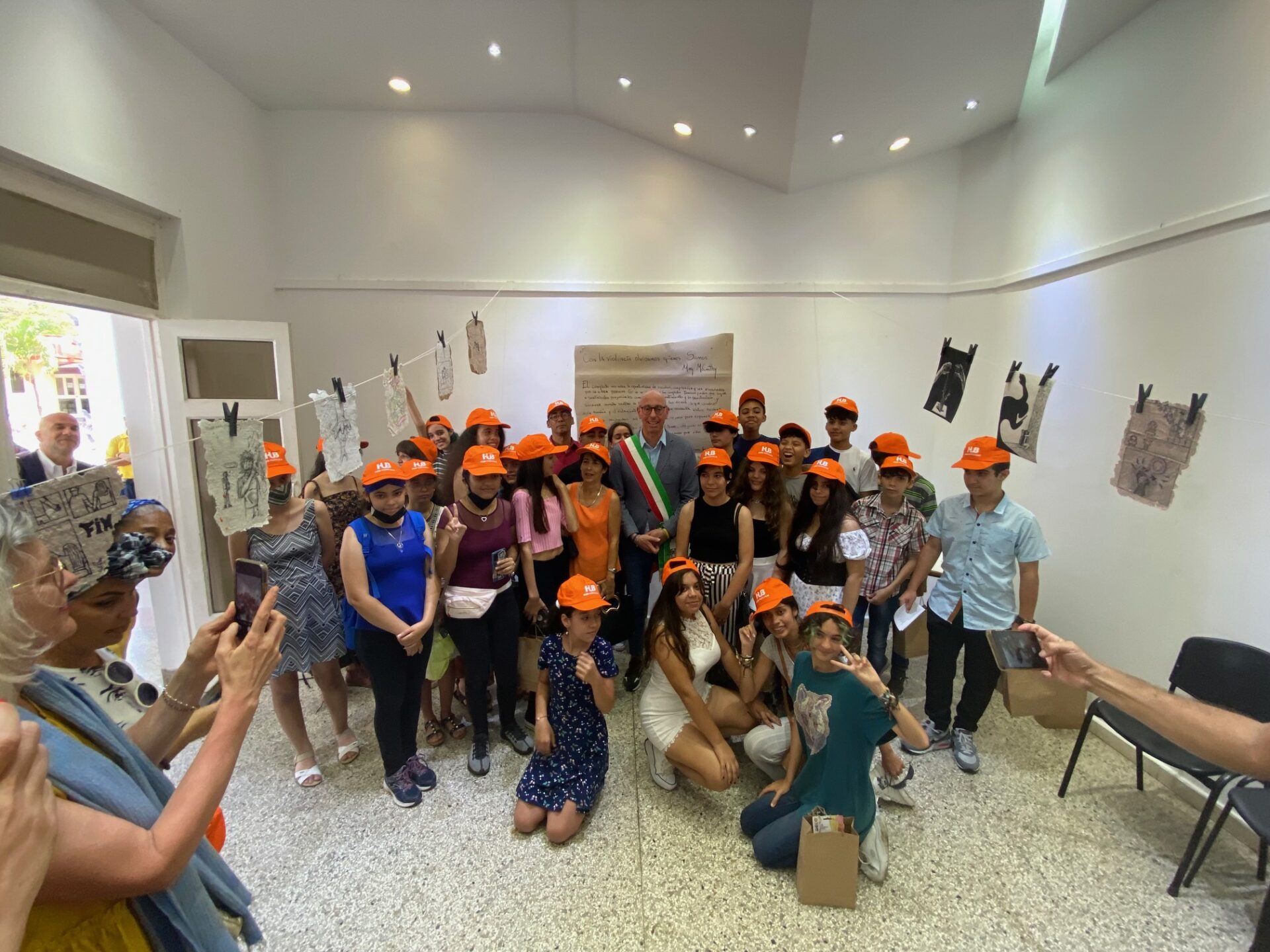 l'inaugurazione della mostra d'arte presso l'Accademia Nazionale di Belle Arti San Alejandro 2