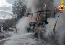 Autotreno in fiamme sulla Perugia–Ancona a Casacastalda, strada bloccata in direzione Perugia