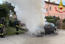 Auto in fiamme a Sigillo, intervengono i Vigili del Fuoco di Gaifana