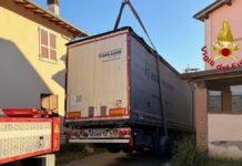 Camion incastrato in una strettoia a Isola di Nocera Umbra. Intervento dei Vigili del Fuoco