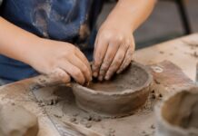“Le mani in pasta”, alla Mediateca di Gualdo Tadino il laboratorio di ceramica che accende la fantasia dei bambini