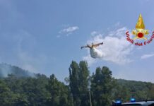 Incendio ancora attivo a Nocera Umbra: tre Canadair, un elicottero e strada parzialmente chiusa