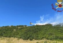 Incendi, 5 mezzi aerei impegnati nello spegnimento. Proietti: “Grazie a tutti gli operatori”