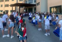 I piccoli tamburini del Palio dei Quartieri fanno visita agli anziani di Villa Salmata
