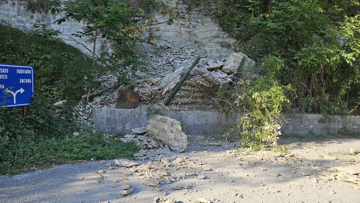 caduta massi su sp 238