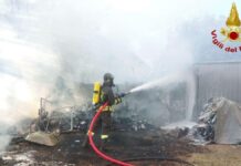 Gualdo Tadino, in fiamme legnaia e roulotte: paura per quattro bombole di GPL