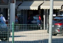 Auto sfonda la vetrina di un bar, incidente in una stazione di servizio a Gualdo Tadino