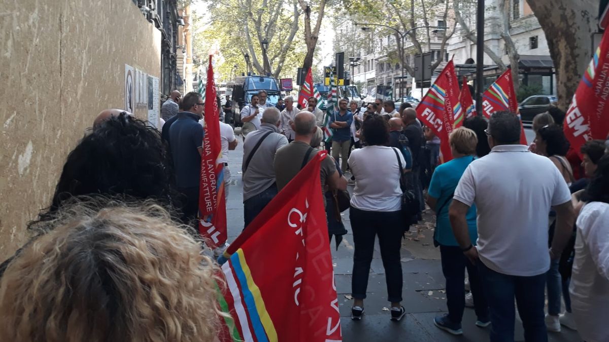 lavoratori protesta sindacati